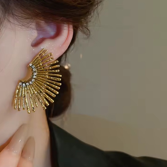 Anthropologe Vintage gold sunrise Sunburst Earrings - Picture 2 of 4